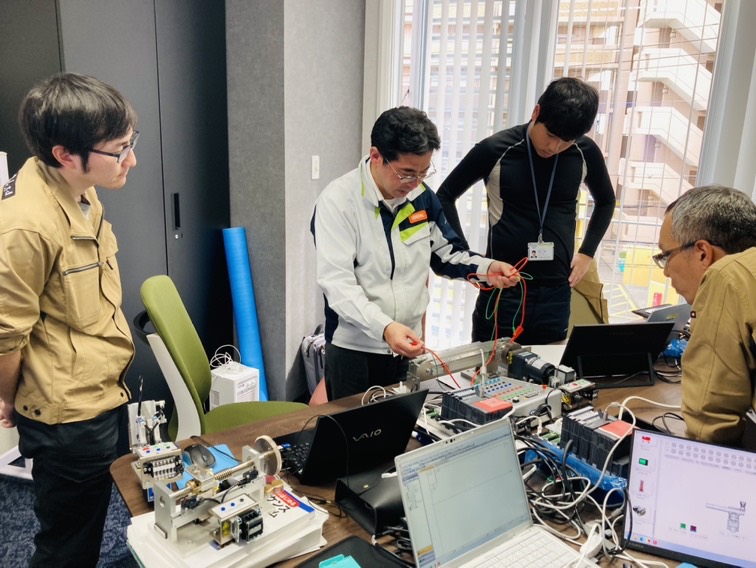実習用実機を使った制御回路の指導の様子